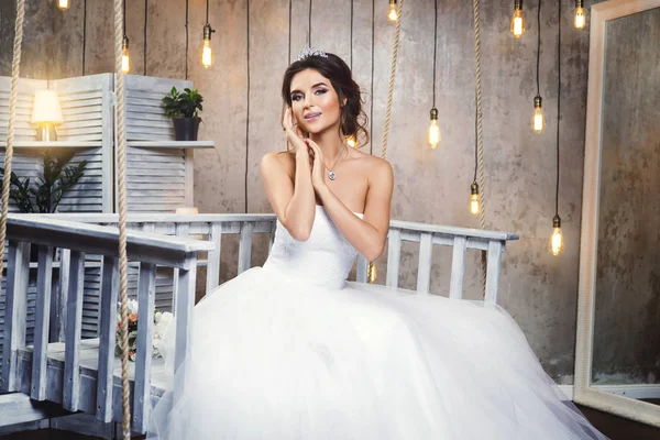 Mladá šťastná nevěsta s krásnými svěžími šaty v pokoji s — Stock fotografie