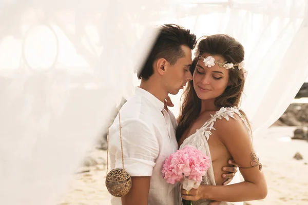 Mutlu evli çift sahilde düğün kutluyor bir — Stok fotoğraf