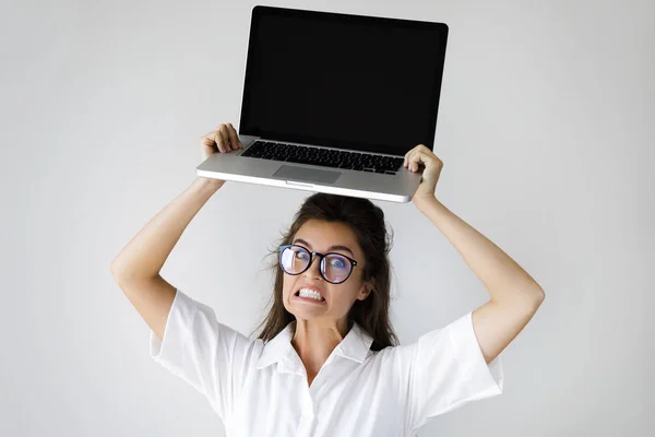 Joven mujer de negocios con una computadora portátil en sus manos —  Fotos de Stock