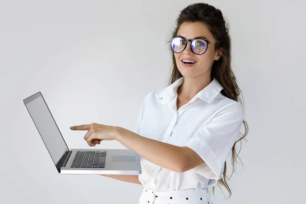 Jovem empresária com um computador portátil nas mãos — Fotografia de Stock