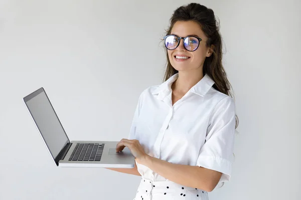 Young businesswoman with a laptop computer in her hands — Stock Photo, Image