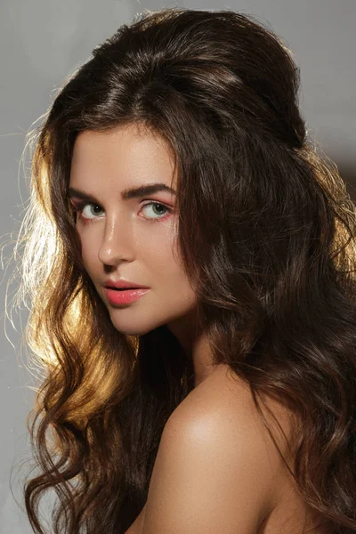 Porträtt av sexig kvinna med en vacker lockigt hår — Stockfoto