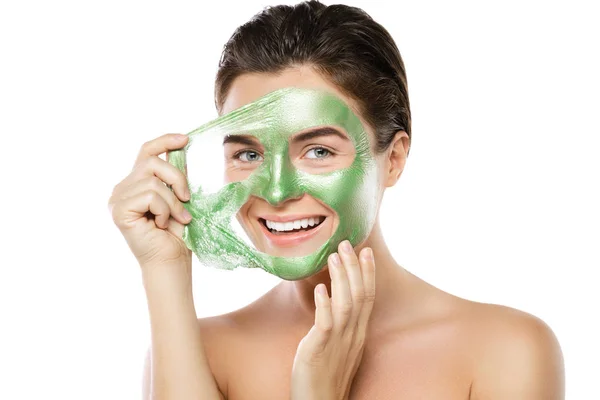 Femme avec un masque vert décollable sur son visage — Photo