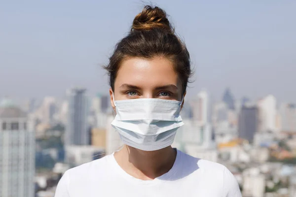 Contaminación atmosférica o epidemia de virus en la ciudad —  Fotos de Stock