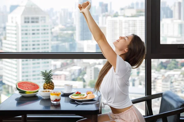 朝に朝食を食べる若い女性 — ストック写真