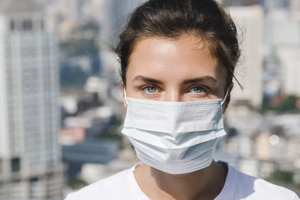 Légszennyezés vagy vírusjárvány a városban — Stock Fotó