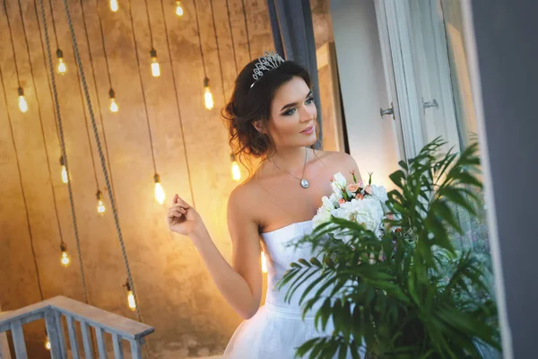 Joven novia feliz usando hermoso vestido exuberante —  Fotos de Stock