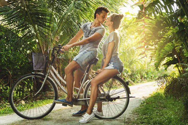 Junges Paar fährt mit Oldtimer-Fahrrad auf der Landstraße in — Stockfoto