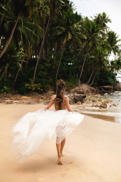 Young and beautiful bride on the beach — Stock Photo, Image