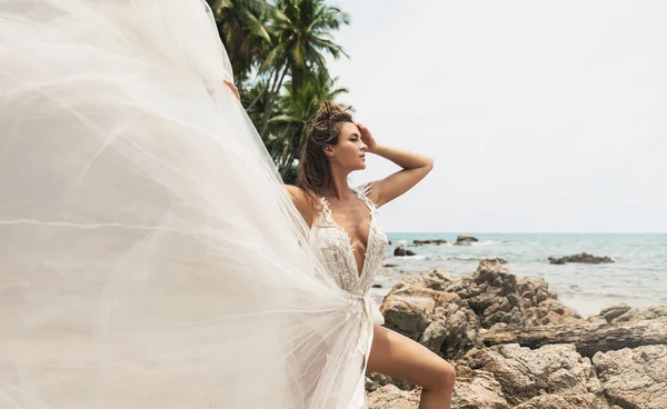 Braut trägt wunderschönes Brautkleid am tropischen Strand — Stockfoto