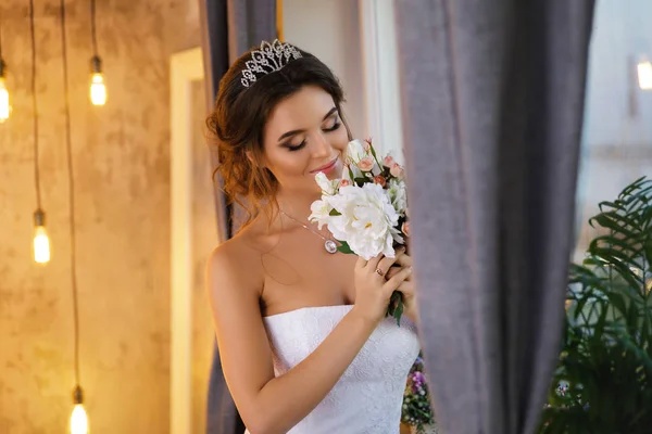 Mladá šťastná nevěsta s krásnými svěžími šaty — Stock fotografie
