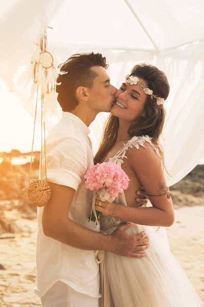 Felice coppia sposata sta celebrando il loro matrimonio sulla spiaggia a — Foto Stock