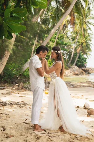 Casal jovem e bonito está comemorando casamento na praia — Fotografia de Stock