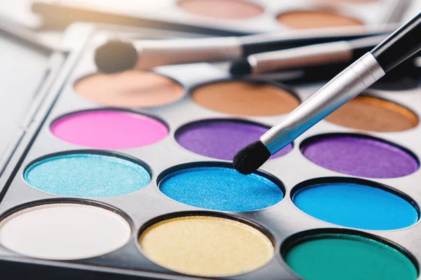 Eyeshadow palette and brushes — Stock Photo, Image