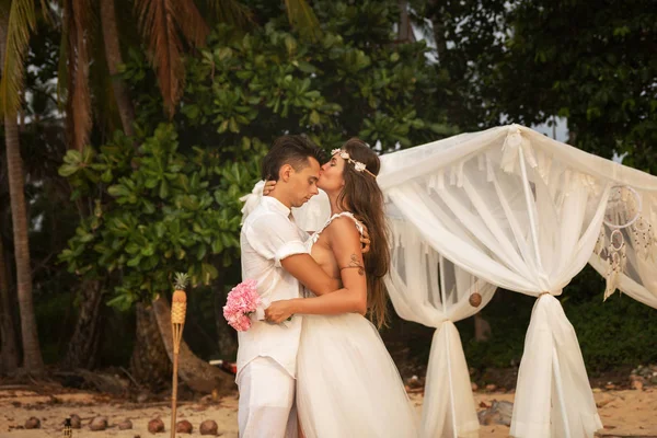 Bella coppia sposata sta celebrando il loro matrimonio sul bea — Foto Stock