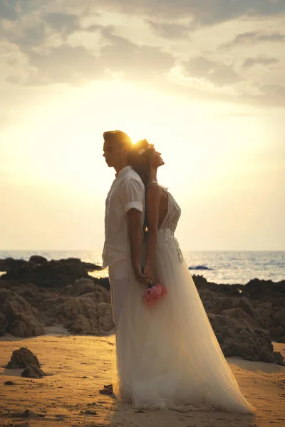 Giovane coppia sposata in abbraccio sta celebrando il loro matrimonio su — Foto Stock