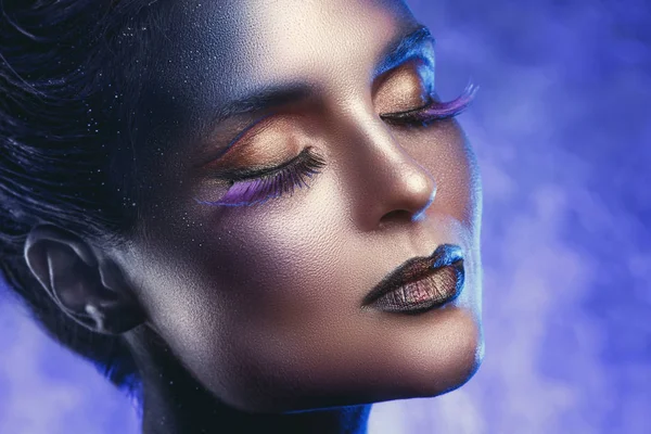 Model met een mooie en creatieve levendige make-up — Stockfoto