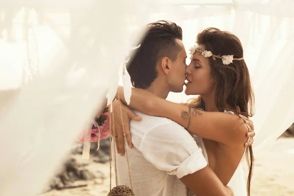 Happy married couple is celebrating their wedding on the beach a — Stock Photo, Image