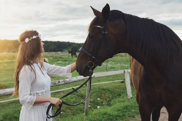 Schattige jonge vrouw en haar mooie paard — Stockfoto