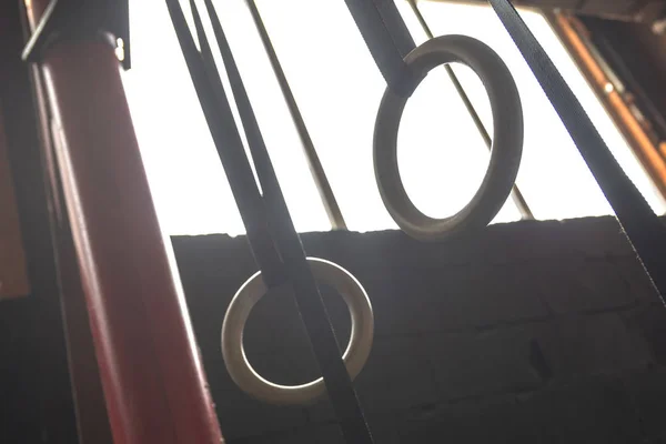Anneaux de gymnastique suspendus dans la salle de gym — Photo