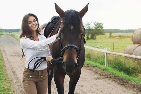 Młoda kobieta jeździec i jej piękny koń — Zdjęcie stockowe