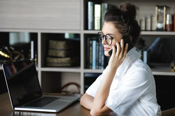 Young businesswoman is talking by smartphone — Stock Photo, Image