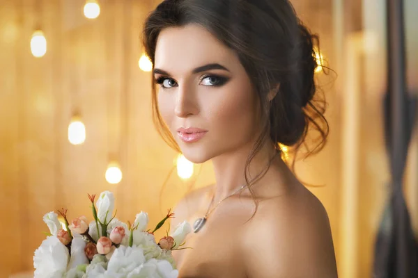 Sposa felice e bella con mazzo di fiori — Foto Stock