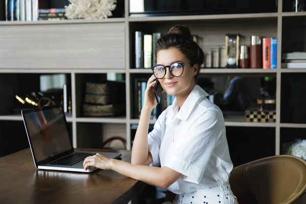 Young businesswoman is talking by smartphone — Stock Photo, Image