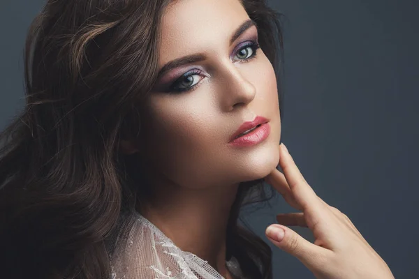 Jonge vrouw met mooie make-up en kapsel — Stockfoto