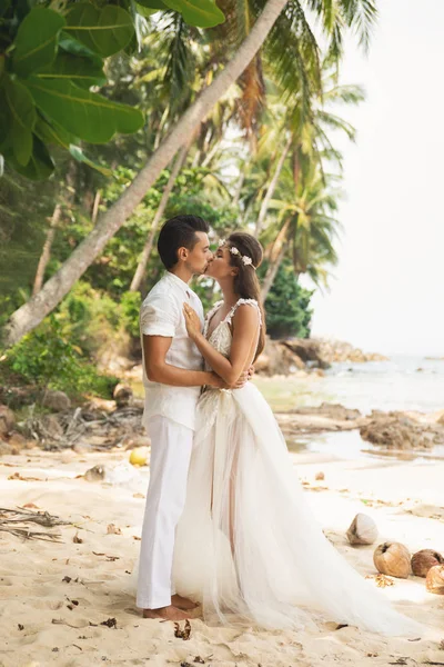 Jeune et beau couple célèbre mariage sur la plage — Photo