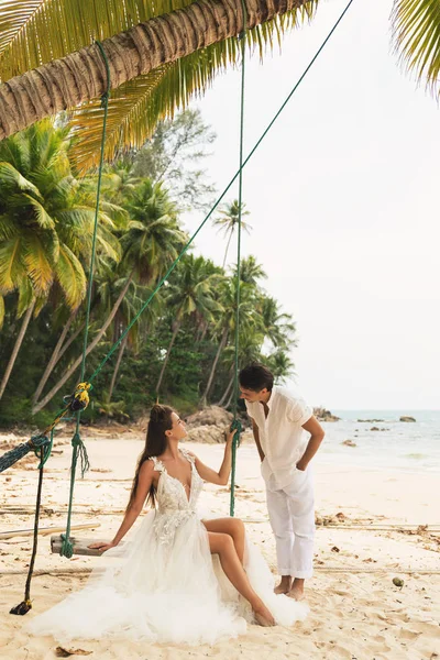 Feliz jovem casal comemorando seu casamento no beac — Fotografia de Stock