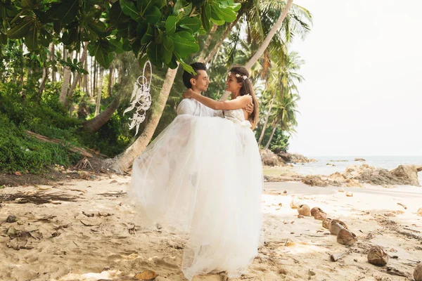 Bella coppia sta celebrando il loro matrimonio sul tropicale essere — Foto Stock