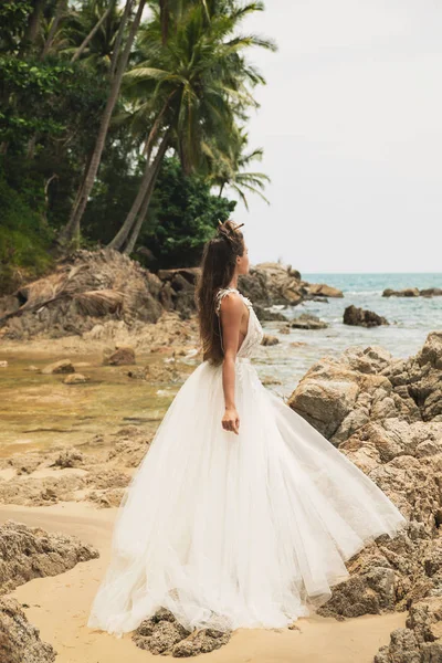 Gelin tropik plajda güzel gelinlik giyiyor — Stok fotoğraf