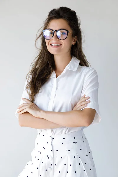Jovem empresária vestindo roupas elegantes e óculos — Fotografia de Stock