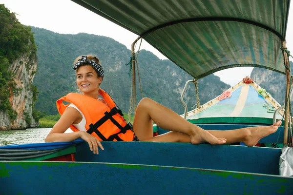 Молодая женщина на длиннохвостой лодке во время отпуска в Тайле — стоковое фото