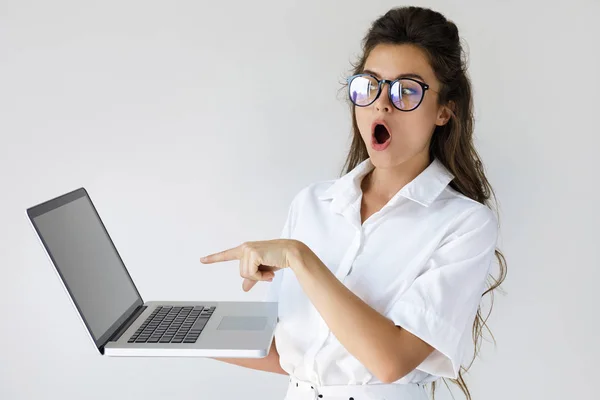 Jonge zakenvrouw met een laptop computer in haar handen — Stockfoto