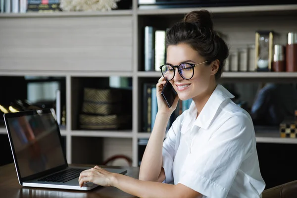 Young businesswoman is talking by smartphone — Stock Photo, Image