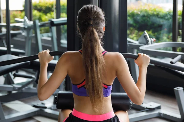 Woman doing exercise for her back - Lat pulldown — Stock Photo, Image
