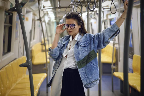 Sexy modelo está posando no transporte de metro trem — Fotografia de Stock