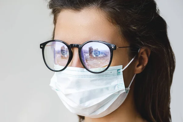 Wanita mengenakan masker wajah karena kualitas udara atau wabah virus — Stok Foto