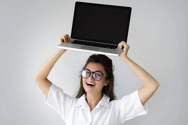 Jovem empresária com um computador portátil nas mãos — Fotografia de Stock