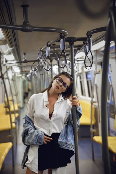 Sexy modelo está posando no transporte de metro trem — Fotografia de Stock