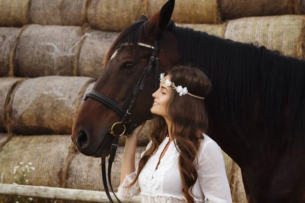Cute młoda kobieta i jej piękny koń — Zdjęcie stockowe