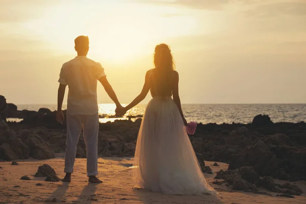 Wedding on the beach - Young married couple holding hands — Stock Photo, Image