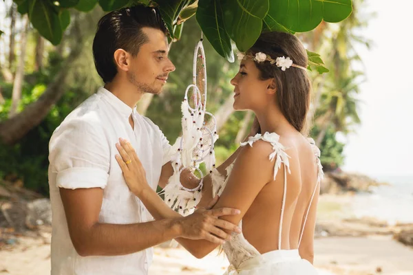 Just married couple is celebrating their wedding on the beach — Stock Photo, Image