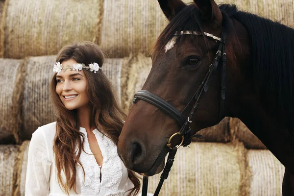 Cute młoda kobieta i jej piękny koń — Zdjęcie stockowe