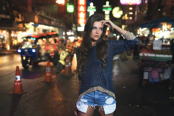 Seksi ve güzel model Chinatown poz — Stok fotoğraf