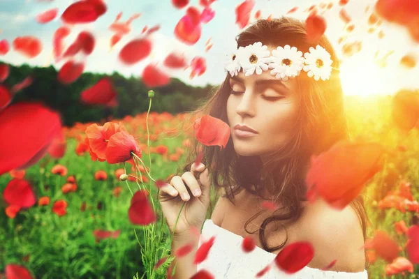 Piękna kobieta w polu z mnóstwem kwiatów maku — Zdjęcie stockowe
