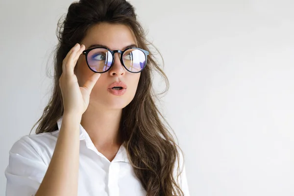 Mujer joven con anteojos — Foto de Stock