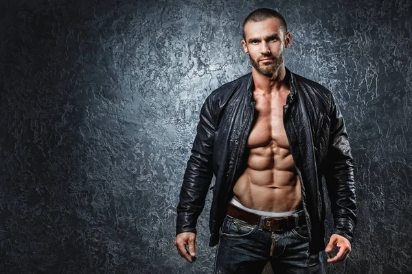 Handsome  bodybuilder showing his muscular body — Stock Photo, Image